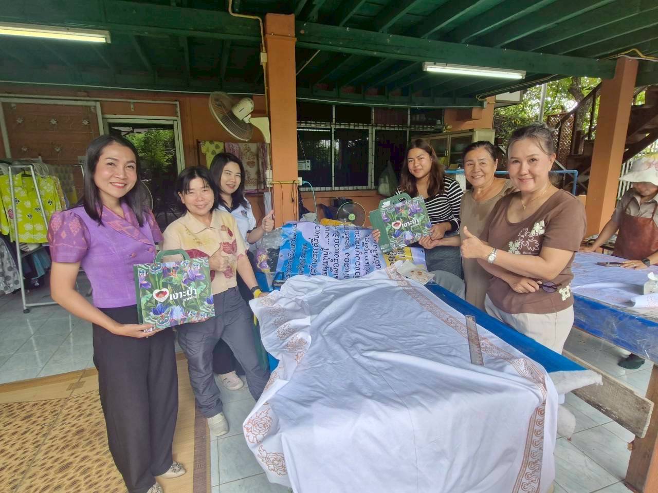 พช.สมุทรปราการ ลงพื้นที่ติดตามการดำเนินงานกลุ่มผ้าจังหวัดสมุทรปราการ "กลุ่มวิสาหกิจชุมชนเงาะป่าพาราไดซ์"