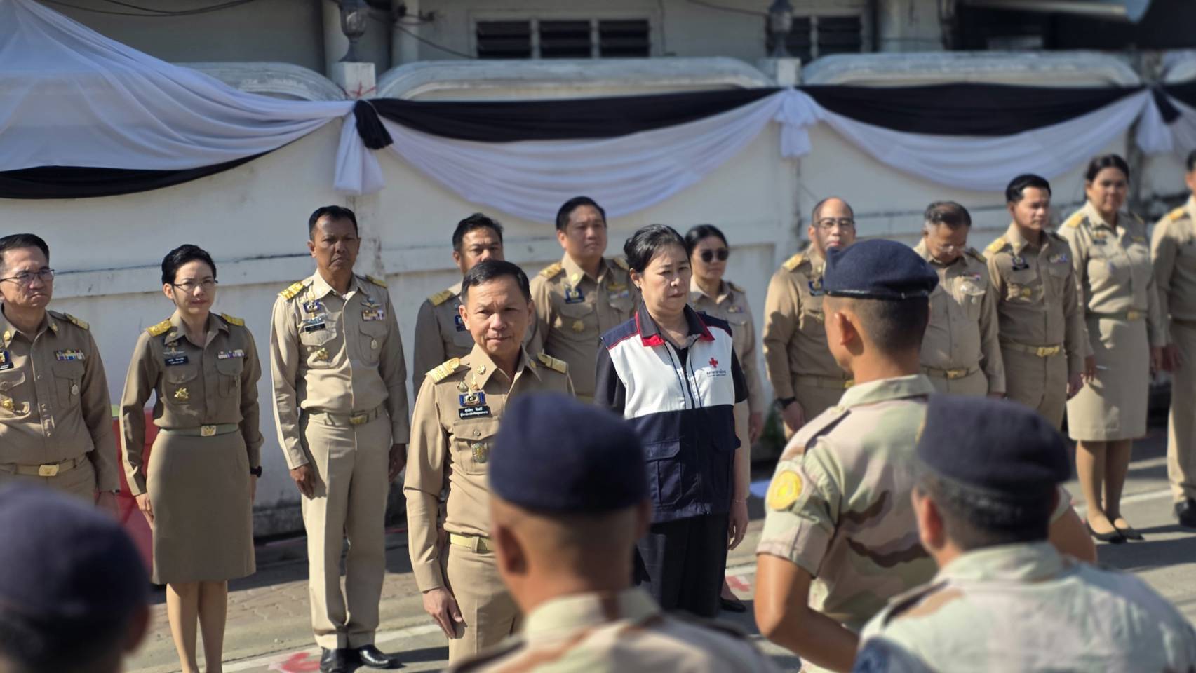 พช.สมุทรปราการ ร่วมส่งกำลังพลสมาชิกกองอาสารักษาดินแดน (อส.) ลงพื้นที่อำเภอหาดใหญ่ จังหวัดสงขลา ปฏิบัติภารกิจเพื่อช่วยเหลือผู้ประสบอุทกภัย