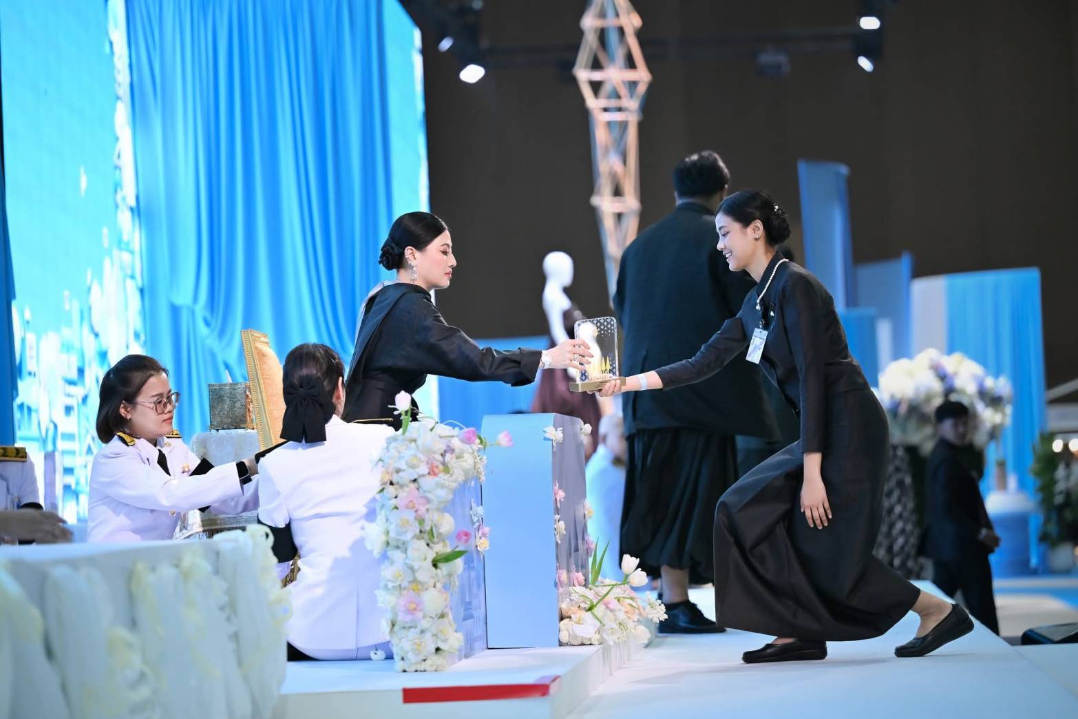 จังหวัดสมุทรปราการ ร่วมเฝ้ารับเสด็จสมเด็จพระเจ้าลูกเธอ เจ้าฟ้าสิริวัณณวรี นารีรัตนราชกัญญา เนื่องในโอกาสเสด็จเป็นองค์ประธานโครงการ Silk Festival 2025 สู่การพัฒนาที่ยั่งยืน มหกรรมผ้าไทยครั้งยิ่งใหญ่แห่งปี ภายใต้แนวคิด BRING THE VILLAGE TO THE WORLD เพื่อเทิดพระเกียรติ สมเด็จพระเจ้าลูกเธอ เจ้าฟ้าสิริวัณณวรี นารีรัตนราชกัญญา ผู้ทรงพลิกโฉมผ้าไทยสู่สากล 