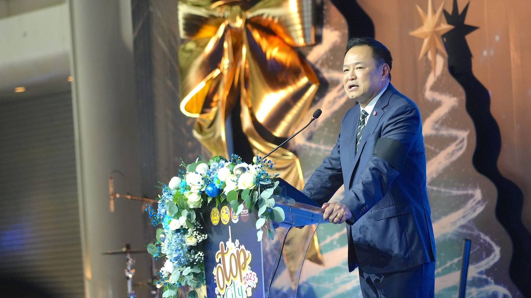 รองผู้ว่าราชการจังหวัดสมุทรปราการ  ร่วมพิธีเปิดงาน OTOP City 2025  ภายใต้แนวคิด "HEAVEN’S GIFT A LEGACY OF GIVING  ของขวัญจากฟ้า สวมคุณค่าสู่ปวงชน" พร้อมเยี่ยมชมและให้กำลังใจ ผู้ผลิต ผู้ประกอบการ OTOP สมุทรปราการ  สร้างยอดจำหน่าย 3 วัน กว่า 3 ล้านบาท