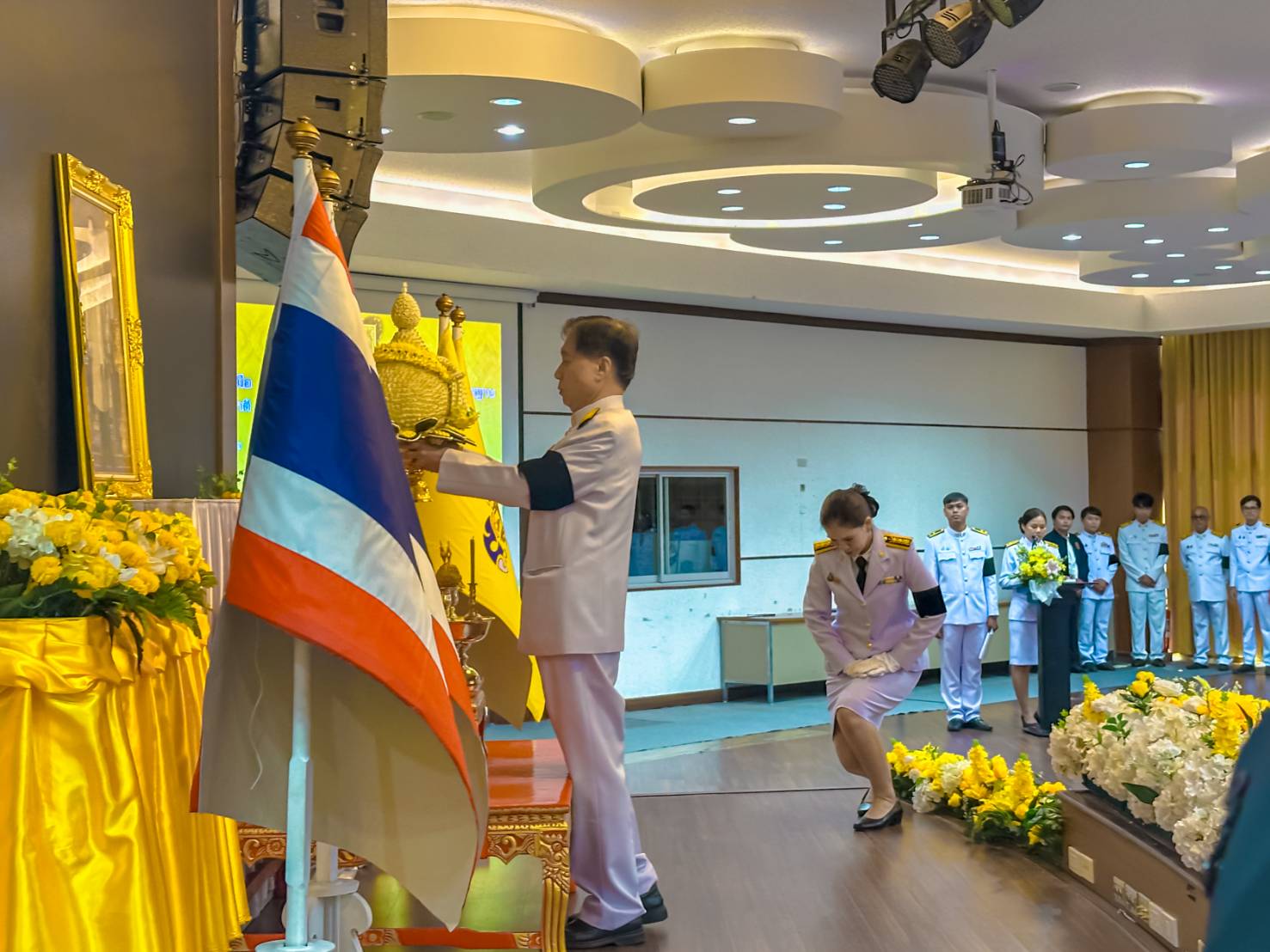 💛 พช.สมุทรปราการ ร่วมพิธีถวายราชสักการะ พระบาทสมเด็จพระบรมชนกาธิเบศร มหาภูมิพลอดุลยเดชมหาราช บรมนาถบพิตร “พระบิดาแห่งมาตรฐานการช่างไทย” เนื่องในวันมาตรฐานฝีมือแรงงานแห่งชาติ ประจำปี 2569 💛