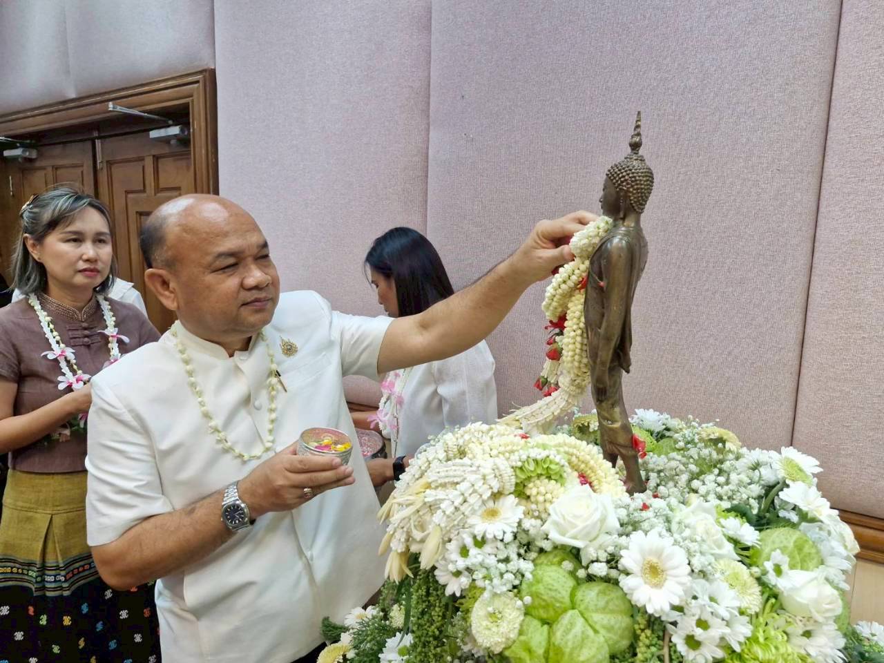 พช.สมุทรปราการ สืบสานวิถีประเพณีไทย ร่วมใจรดน้ำขอพร อดีตอธิบดีและผู้บริหารกรมการพัฒนาชุมชน รับศุภวารดิถีขึ้นปีใหม่ไทย สงกรานต์ 2569