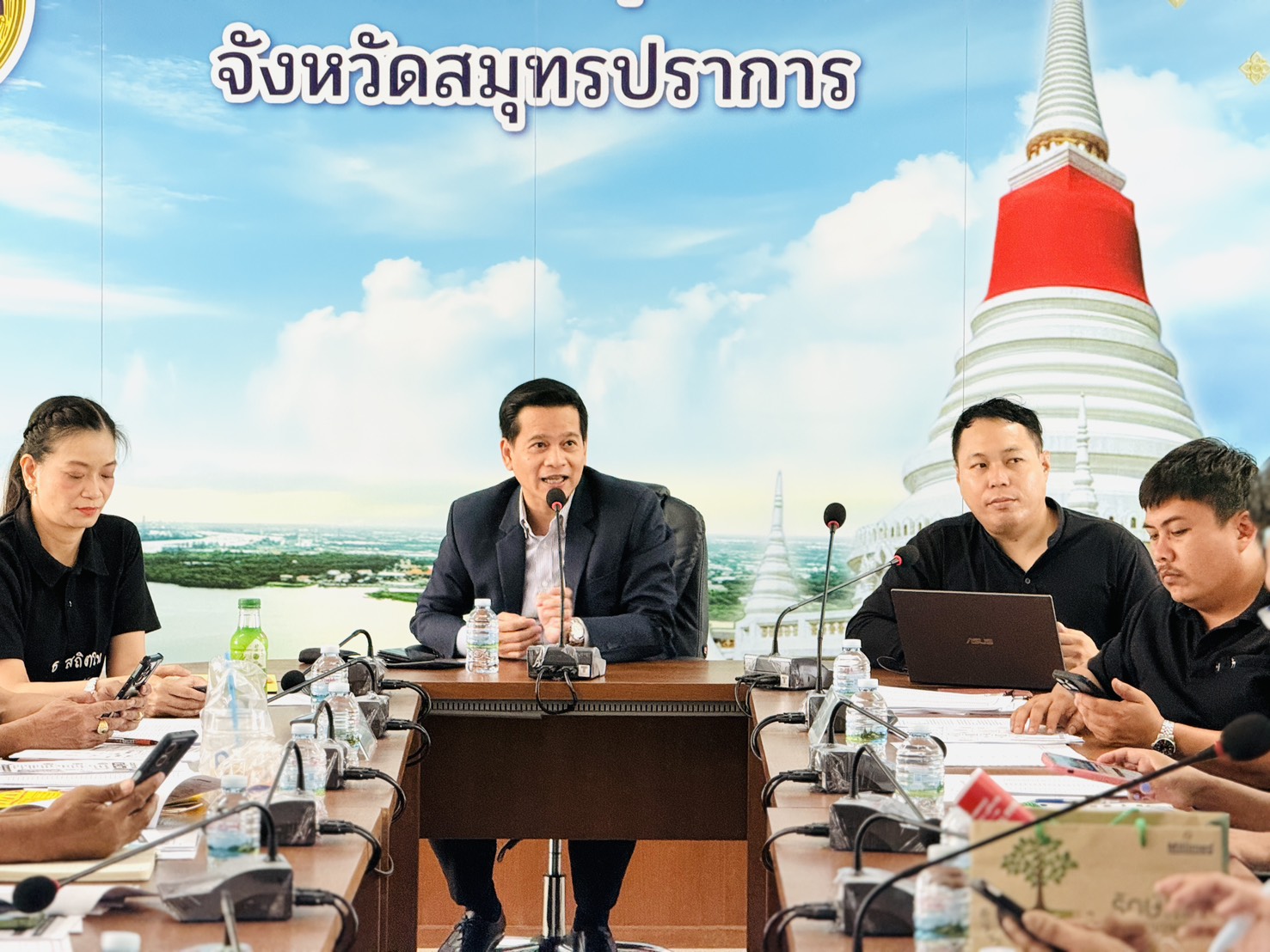พช.สมุทรปราการ : สพอ.พระสมุทรเจดีย์ ส่งเสริมการใช้ประโยชน์ข้อมูล จปฐ. เตรียมความพร้อมสำรวจและรับลงทะเบียนผู้ไม่มีบัตรสวัสดิการแห่งรัฐ ที่เป็นกลุ่มตกหล่น ผ่าน "ระบบตรวจสอบข้อมูลตกสำรวจการได้รับสิทธิสวัสดิการแห่งรัฐ"