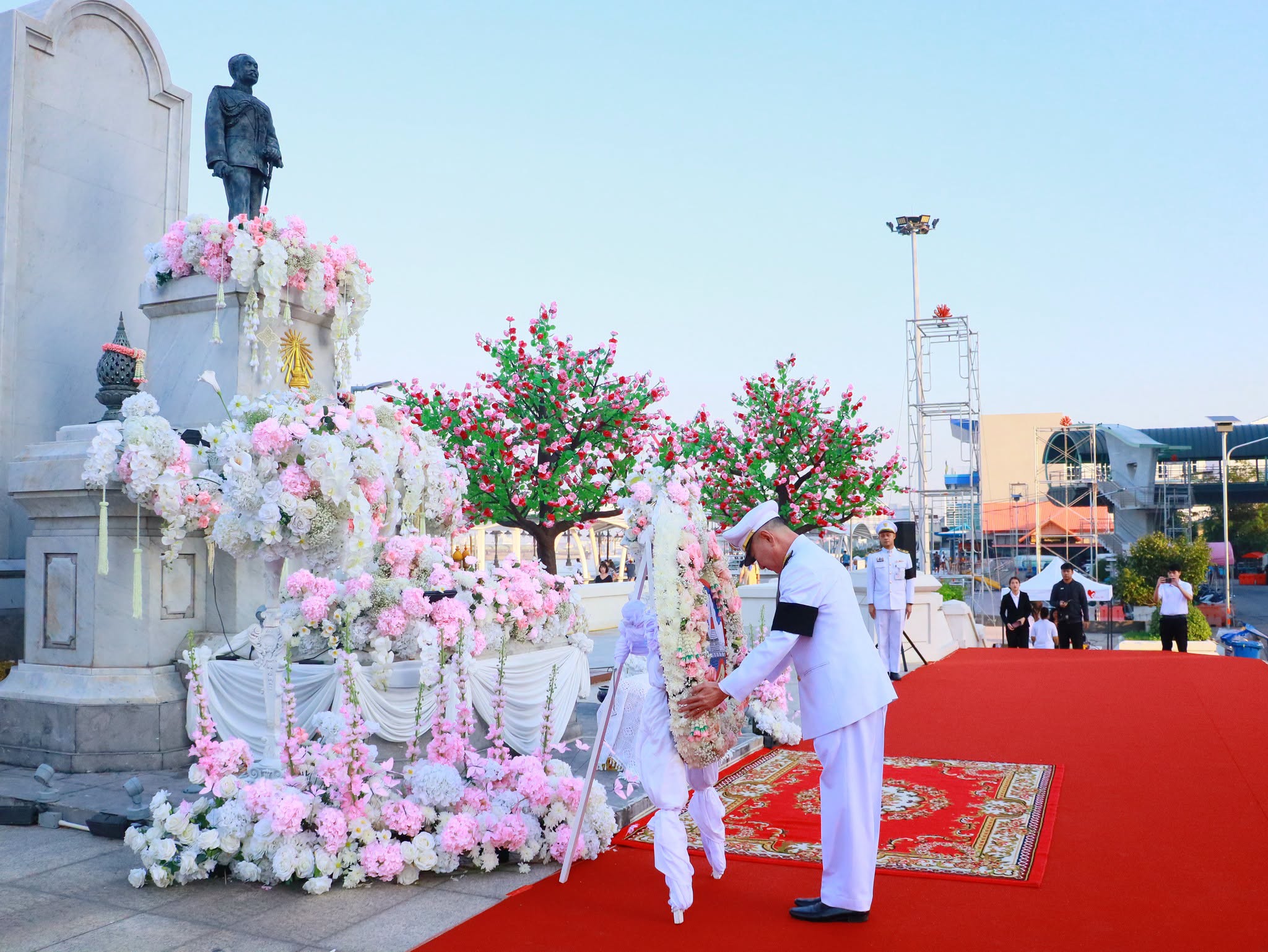 พช.สมุทรปราการ ร่วมพิธีวางพวงมาลาเนื่องในวันคล้ายวันสวรรคต พระบาทสมเด็จพระจุลจอมเกล้าเจ้าอยู่หัว "วันปิยมหาราช" ประจำปี 2569