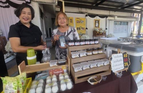พช.สมุทรปราการ ขับเคลื่อนการใช้ประโยชน์และส่งเสริมการตลาดให้แก่ผู้ประกอบการที่เป็นสมาชิก Shop ชุมชน ที่ร่วมจัดแสดงและจำหน่ายสินค้าภายใต้ตลาดนัดโครงการ “ไทยช่วยไทย ลดภาระ ลดค่าครองชีพ” อำเภอพระสมุทรเจดีย์