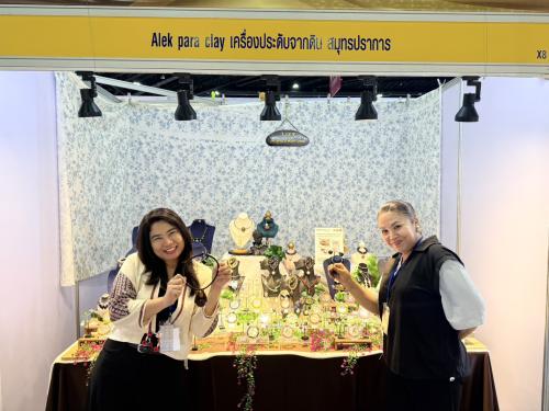 ยอดปัง เกินต้าน!! งาน “ศิลปาชีพ ประทีปไทย OTOP หลอมดวงใจ ด้วยพระบารมี ปี 2569” วันที่ 2 แฟนพันธุ์แท้ OTOP ช้อปสนุกสนาน ของดี จังหวัดสมุทรปราการ ยอดจำหน่ายกว่าสองล้านบาท!!