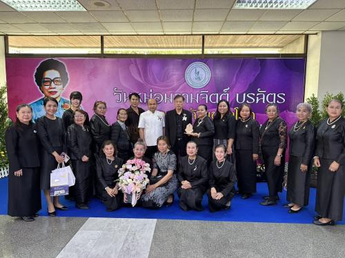 จังหวัดสมุทรปราการร่วมแสดงความยินดี "กลุ่มทอผ้าตำบลบางเสาธง" คว้ารางวัลหมู่บ้านหัตถกรรมดีเด่น ในงาน "วันหม่อมงามจิตต์ บุรฉัตร บุคคลสำคัญของโลก" ครั้งที่ 38